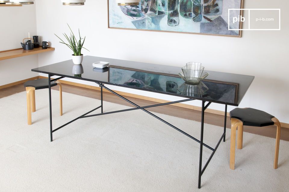 Grande tavolo in marmo e metallo, elegante e raffinato.