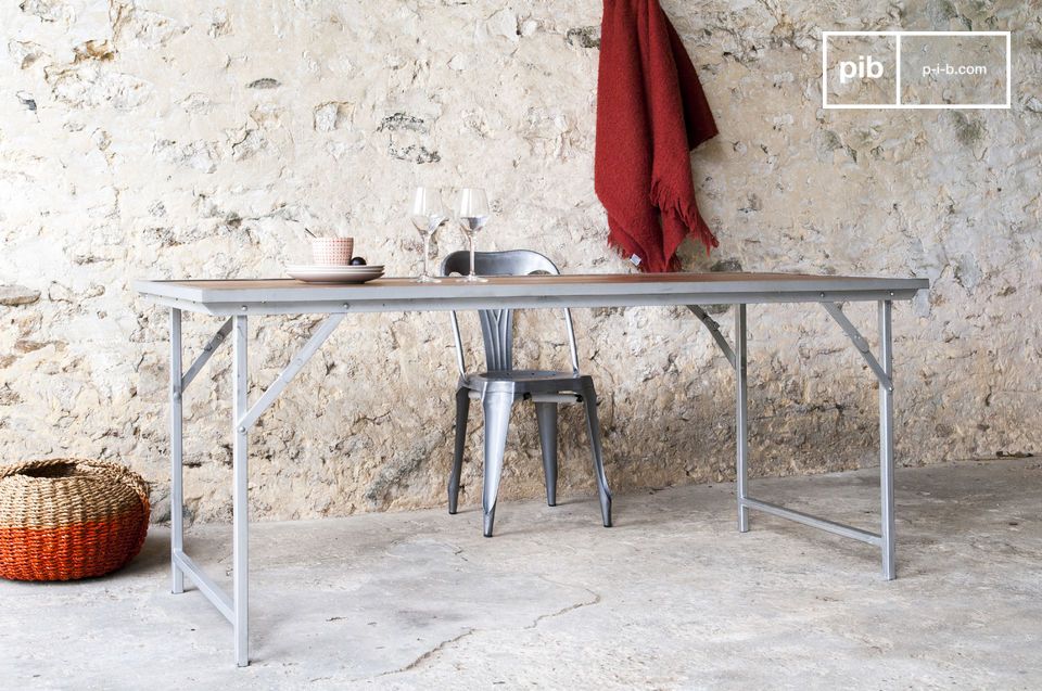 Il tavolo è pieghevole per ottimizzare lo spazio.