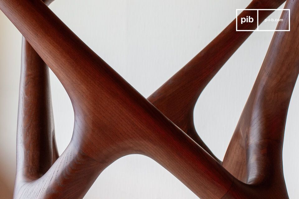 Questo tavolo rotondo presenta un design essenziale ispirato allo stile scandinavo