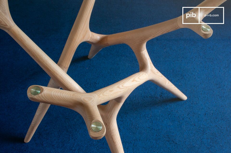 Questo tavolo rotondo incarna l\'essenza del design scandinavo con un approccio minimalista ed