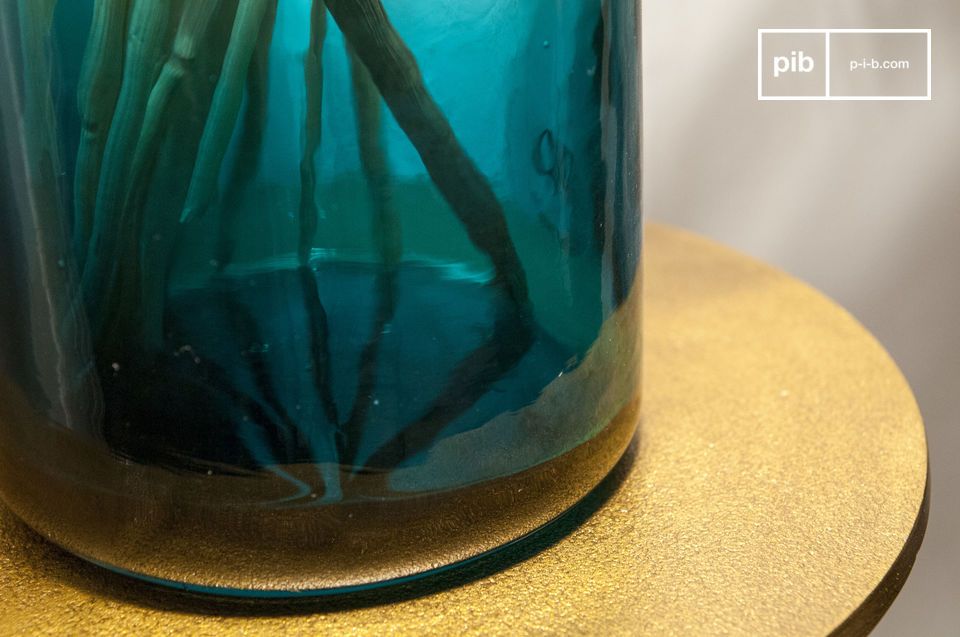 Il fondo del vaso è tinto di un bel blu trasparente.